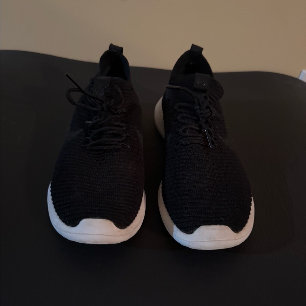 Nike Women’s Roshe 2 Flyknit 917688-002, Size 7.5